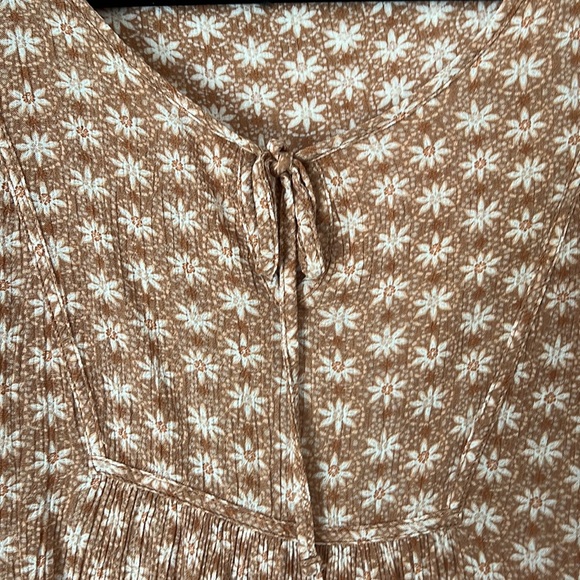NWOT lightweight shirred blouse, with tie neck at front - Picture 4 of 6